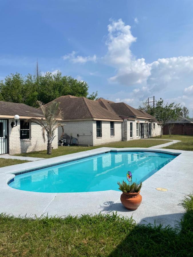 Cheerful 4 Bedroom Home With Pool And Bbq Area With 5Th Bedroom Option Brownsville Exterior foto